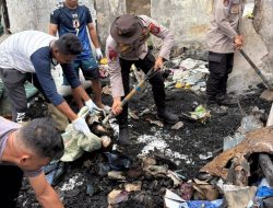 Personel Ditpolairud Polda Sulut Gotong Royong Bersihkan Puing Pascakebakaran di Bitung