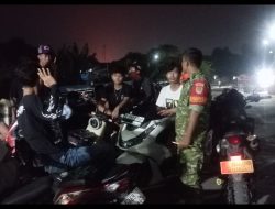 Pererat Kedekatan dengan Warga,Babinsa Gelar Komsos di Desa Gelarmandala