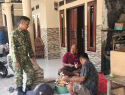 Pererat Silaturahmi, Babinsa Karangampel Jalin Komsos Bersama Warga