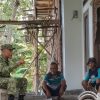 Pererat Silaturahmi dengan Warga, Babinsa Tenajar Kidul Gelar Komsos di Blok Bagor