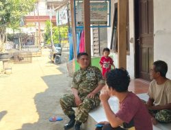 Perkuat Kedekatan dengan Warga, Babinsa Sukawera Ajak Masyarakat Dukung Program Pemerintah dan Rekrutmen TNI AD