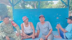Pererat Kemanunggalan TNI dan Rakyat, Babinsa Komsos Bersama Warga Desa Dukuh Jeruk