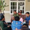Pererat Kedekatan dengan Warga, Babinsa Koramil 1601/Indramayu Gelar Komsos di Desa Balongan