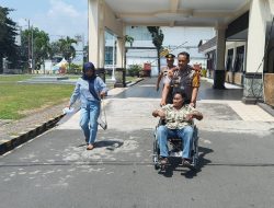 Kapolres Bitung Dorong Kursi Roda Lansia di SPKT, Wujud Nyata Humanisasi Pelayanan Polri