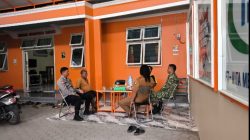 Perkuat Kerukunan dan Keamanan Lingkungan,Sertu Budi H, Babinsa Koramil 1608/Karangampel Gelar Komsos Bersama Bhabinkamtibmas dan Warga