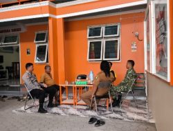 Perkuat Kerukunan dan Keamanan Lingkungan,Sertu Budi H, Babinsa Koramil 1608/Karangampel Gelar Komsos Bersama Bhabinkamtibmas dan Warga
