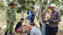Pererat Kedekatan dengan Warga, Babinsa Indramayu Gencarkan Komsos di Desa Rawadalem