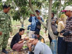 Pererat Kedekatan dengan Warga, Babinsa Indramayu Gencarkan Komsos di Desa Rawadalem