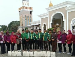 Jumat Berkah Persit Kodim 0616/Indramayu, Bagikan Bingkisan untuk Tukang Becak hingga Marbot Masjid