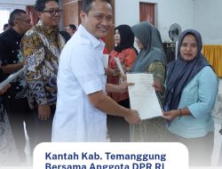 Kantah Kab. Temanggung bersama Anggota DPR RI Serahkan Sertipikat PTSL