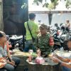 Sambangi Pengunjung dan Sales Pasar Tradisional, Babinsa Karangmalang Sampaikan Pesan Kamtibmas hingga Bahaya Judol