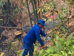 Ditpolairud Polda Sulut Sigap Padamkan Titik Api Karhutla di Bitung