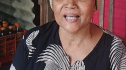Di Usia Senja,Warga Longok Ibu Tri Wisada Wati Bertahan dari Warung Kecil di Tepi Sungai, Berharap Perhatian Pemerintah