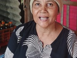 Di Usia Senja,Warga Longok Ibu Tri Wisada Wati Bertahan dari Warung Kecil di Tepi Sungai, Berharap Perhatian Pemerintah