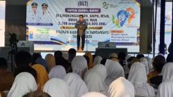 Bupati Lucky Hakim Salurkan Rp884 Juta untuk 1.768 Siswa Prasejahtera di Indramayu