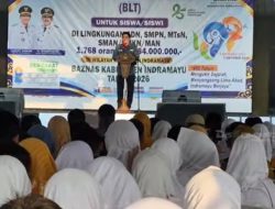 Bupati Lucky Hakim Salurkan Rp884 Juta untuk 1.768 Siswa Prasejahtera di Indramayu